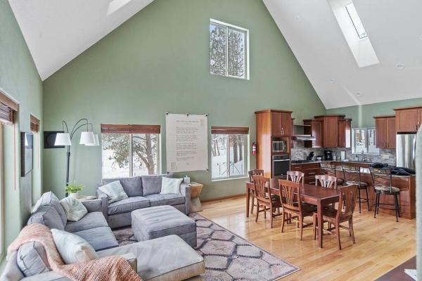 The photo shows the Leightons Lodge Hot Tub Borders National Forest located in the city of Nemo.