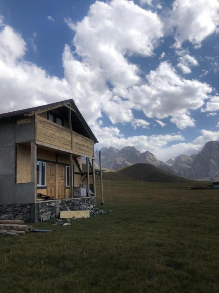 Na fotografii je vidět objekt Bars Yurt Camp nacházející se ve městě Kol-Suu.