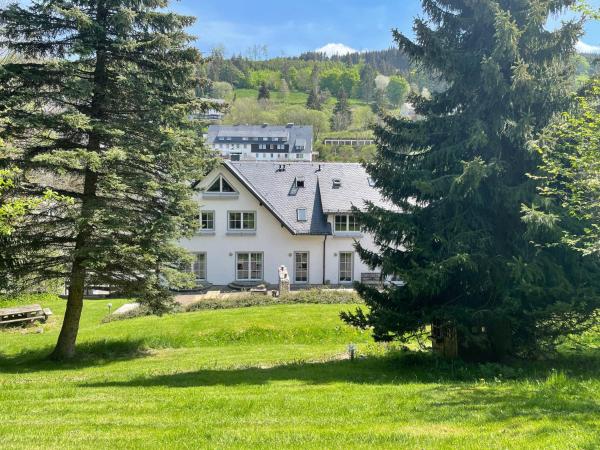 Auf dem Foto ist das Objekt Villa die Sonne Apartments mit großem Garten in der Stadt Schwalefeld zu sehen.