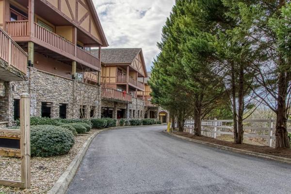 Auf dem Foto ist das Objekt Owl See You 3205 - Close to Dollywood and Overlooking Gatlinburg Golf Course condo in der Stadt Pigeon Forge zu sehen.