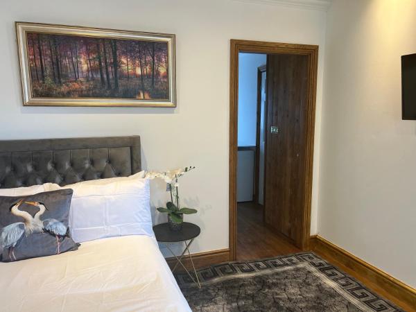Na fotografii je vidět objekt TJ Homes - Luxury Studio Suite with Garden View - Next to tube station London nacházející se ve městě Eastcote.