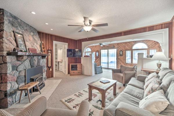 En la foto se muestra el objeto Spacious Home with Deck on Lake Chetek! ubicado en la ciudad de Prairie Farm.