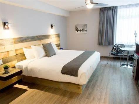 A la foto es mostra l'objecte Hôtel Far Hills situat a la ciutat de Val-Morin.