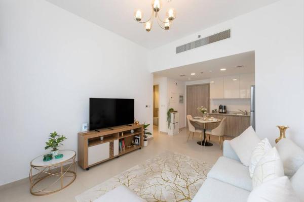 Na fotografii je vidět objekt BNew Chic 1BR Apt Near Trump Golf w Pool and Gym nacházející se ve městě Dubaj.