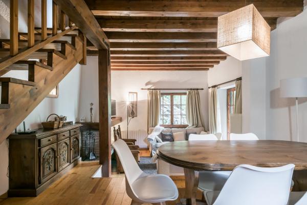 A la foto es mostra l'objecte Casa Guineu By Totiaran situat a la ciutat de Unha.