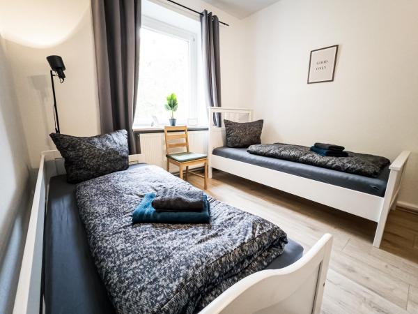 На фото показан объект Ruhige 2 Schlafzimmer Wohnung: 5 Einzelbetten + Küche, modernes Bad, TV, Waschmaschine, расположенный в городе Лейпциг.