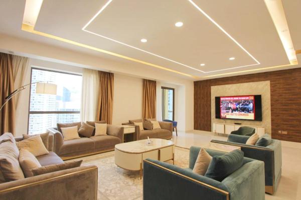 Na fotografii je vidět objekt USMANS 5 BEDROOM APARTMENT at JBR WALK RIMAL ON THE BEACH 2750 SFT HUGE Direct Beach Access Fully Serviced JBR nacházející se ve městě Dubaj.