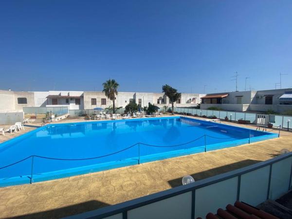 A la foto es mostra l'objecte Villino Sabrina con piscina by casavacanzanelsalento situat a la ciutat de Torre Lapillo.