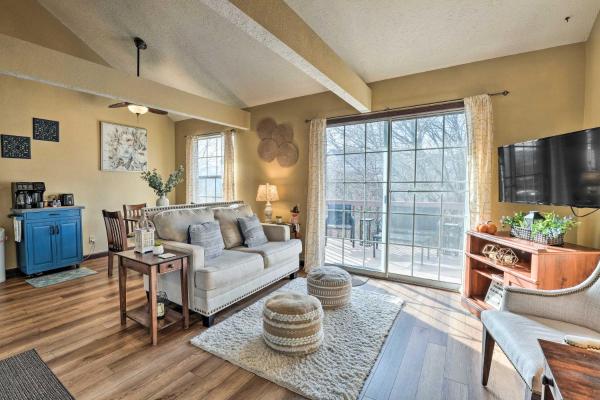 A la foto es mostra l'objecte 3 Mi to Branson Strip: Cozy Getaway w/ Balcony situat a la ciutat de Branson.