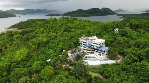 A la foto es mostra l'objecte Skylodge Resort situat a la ciutat de Coron.
