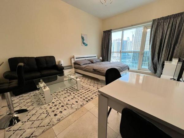 Na fotografii je vidět objekt Studio - Steps from Downtown nacházející se ve městě Dubaj.