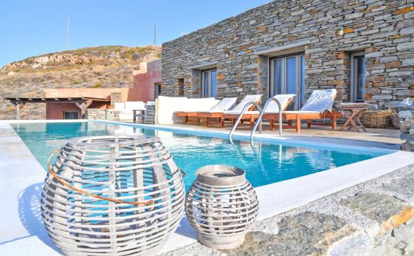 The Charming Waterfront Retreat, With A Swimming Pool & Direct Access To The Sea, Ideal For Large Families, Or A Group Of Friends