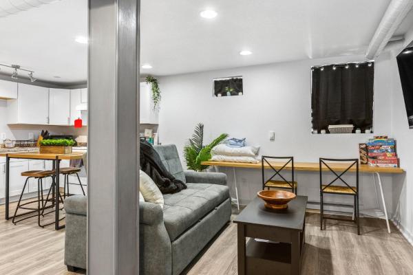 Basement with Full Kitchen and Near Downtownの写真4