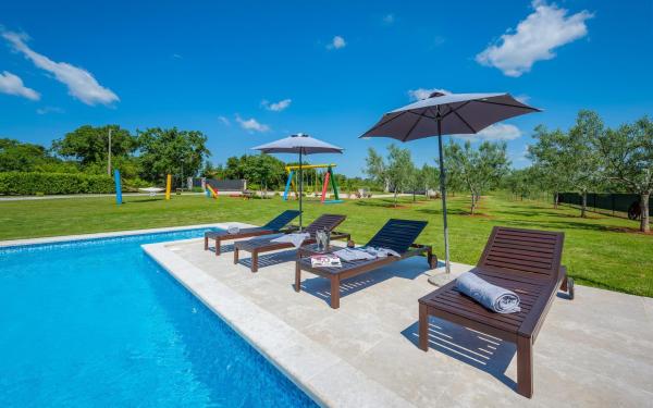 På billedet ses objektet Traumhafte Villa mit privatem Pool, WLAN, Kinderspielplatz und großen Garten mit Grill beliggende i byen Marčana.