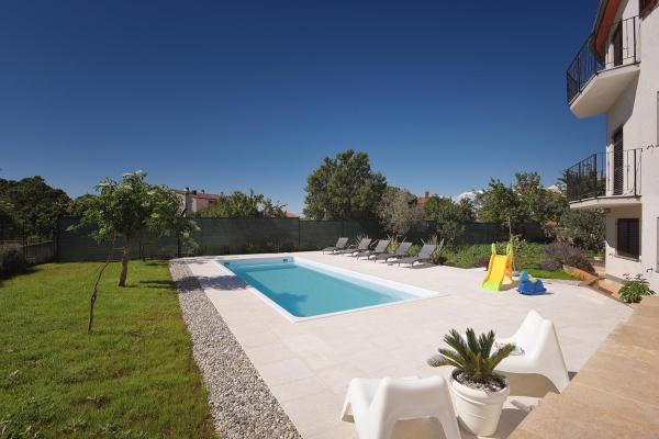 A la foto es mostra l'objecte Neu renovierte Ferienwohnung mit Klima, WLAN, Waschmaschine, Tischfußball, Grill, Fahrräder und einem Kinderspielplatz situat a la ciutat de Štinjan.