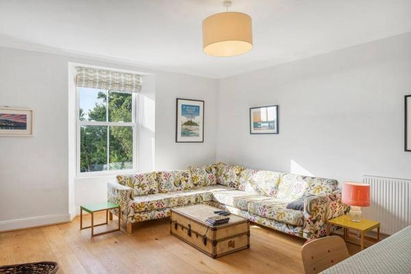 Foto 6: Manacles - Spacious flat near beach with sea views & parking