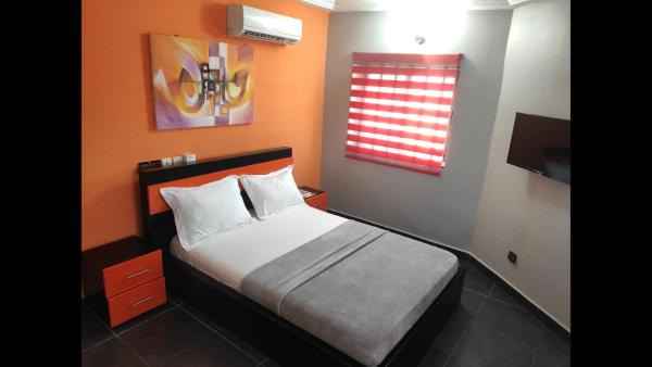 Auf dem Foto ist das Objekt Standard Double Bed Bedroom in Lome Togo in der Stadt Lomé zu sehen.