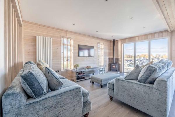 Stylish Lodge At Windsor Racecourse Marina - By Tempstay, Windsor