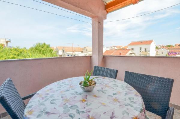 På billedet ses objektet Apartments Antonija Pirovac beliggende i byen Pirovac.