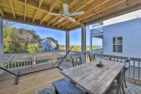 På billedet ses objektet 3 Decks and Water Views Breezy Home in Hilton Head beliggende i byen Lands End.