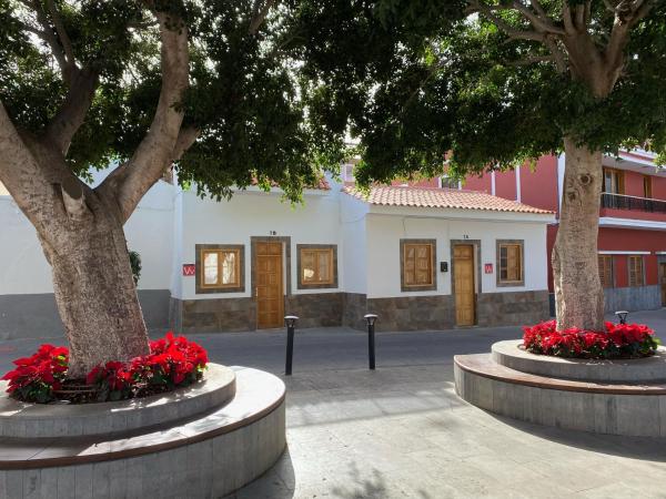 The photo shows the Casas La Aldea Suites Plaza located in the city of Las Marciegas.