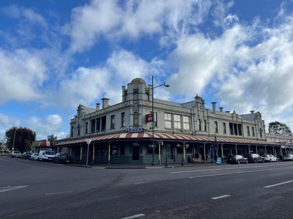 The photo shows the Commercial Hotel Camperdown located in the city of Cobden.