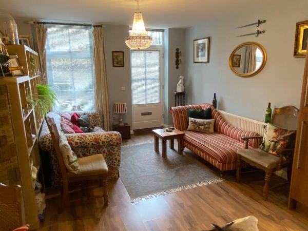 Фотография 8: Studio - Sleeps 2 - Pets - Terrace - Parking
