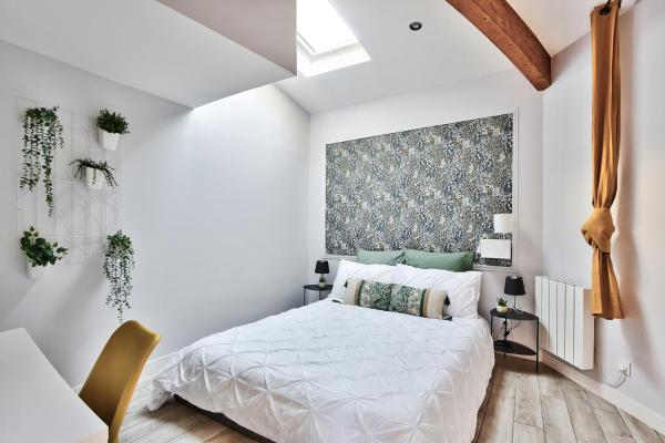 The photo shows the Appartement L’Élégant - Idéalement Situé located in the city of Écully.