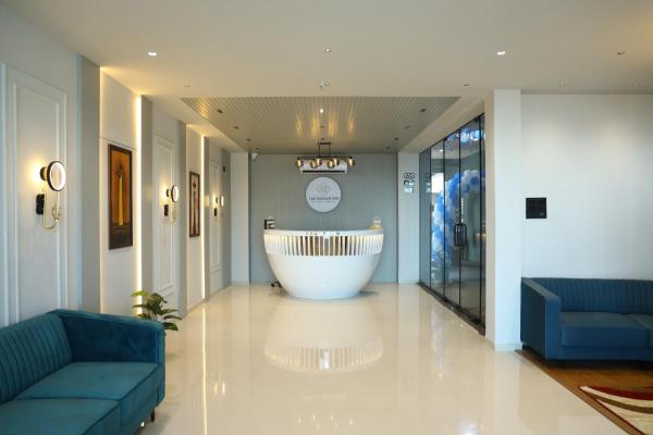 照片显示了位于Rānder市的HOTEL THE PARKER INN By KBNT GROUP物件。