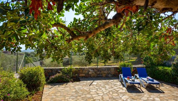 A la foto es mostra l'objecte Carob Cottage situat a la ciutat de Chavgas.
