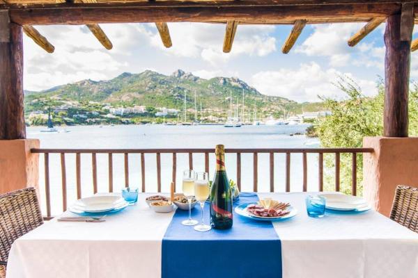 Na zdjęciu widoczny jest obiekt [Terrace on Porto Cervo] Swimming pool & private beach położony w mieście Porto Cervo.