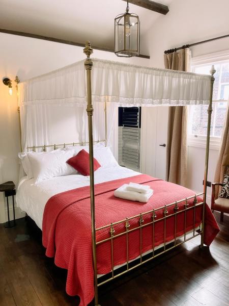 A la foto es mostra l'objecte Maids Guest Rooms situat a la ciutat de Kew.