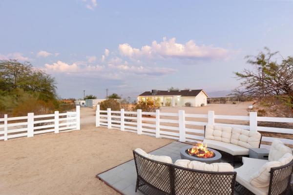 Nella foto è visibile l'oggetto Golden Desert Ranch - Hot Tub, Fire Pit and BBQ! home situato nella città di Joshua Tree.