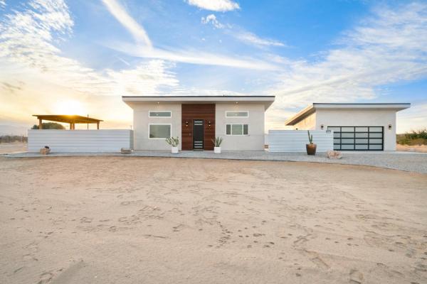 Nella foto è visibile l'oggetto Sun Oro Joshua Tree - Hot Tub, BBQ, Fire Pit & Gameroom situato nella città di Joshua Tree.