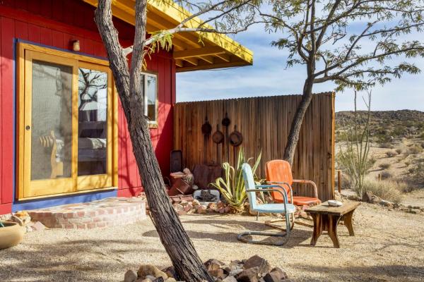Nella foto è visibile l'oggetto The Cabin Under the Stars - Hot Tub, BBQ and a Firepit situato nella città di Joshua Tree.