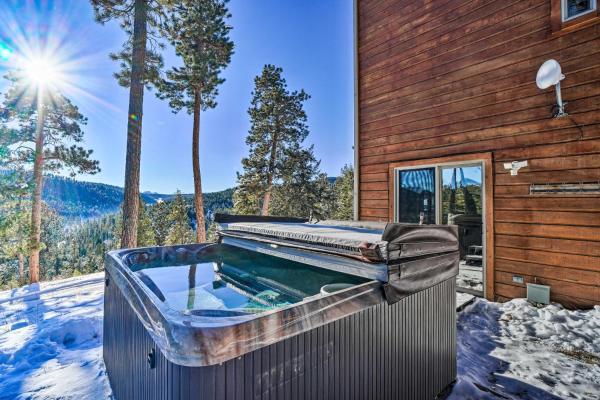 På billedet ses objektet Expansive Evergreen Home with Hot Tub and Deck! beliggende i byen Evergreen.