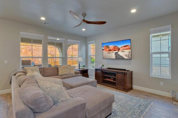 A la foto es mostra l'objecte Escondido 2275 Escondido Escape Sleeps 25, Ping Pong Table, BBQ - near Sand Hollow, Quail Creek, and more! situat a la ciutat de Washington.