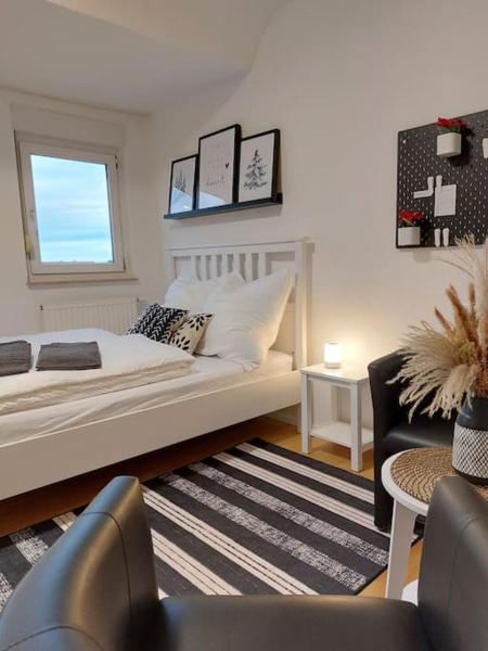 A la foto es mostra l'objecte Rooftop Apartmens Ulm - komfortable neue Gemeinschaftsunterkunft im Herzen von Ulm - Raum 1 situat a la ciutat de Ulm.