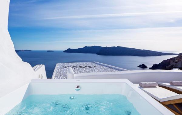 En la foto se muestra el objeto Luxury Santorini Villa Aegean Magic Villa 1 Bedroom Indoor & Outdoor Plunge Pool Sea & Caldera View Oia ubicado en la ciudad de Thólos.