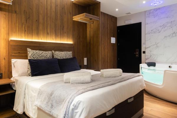 写真にはマルベーリャ市にあるDAOS Suites & Terrace Marbellaが写っています。