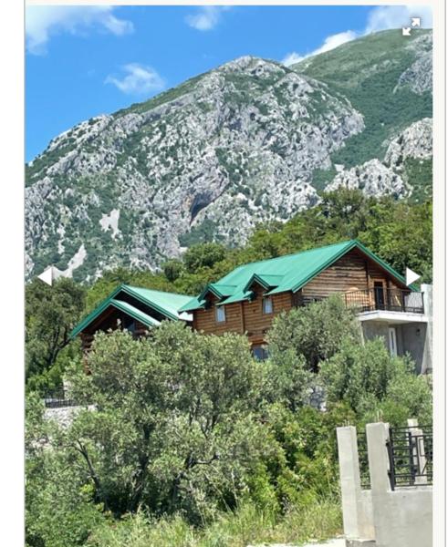 Nella foto è visibile l'oggetto Krnic Kottage Ratac-Sutomore-Bar-Montenegro situato nella città di Sutomore.