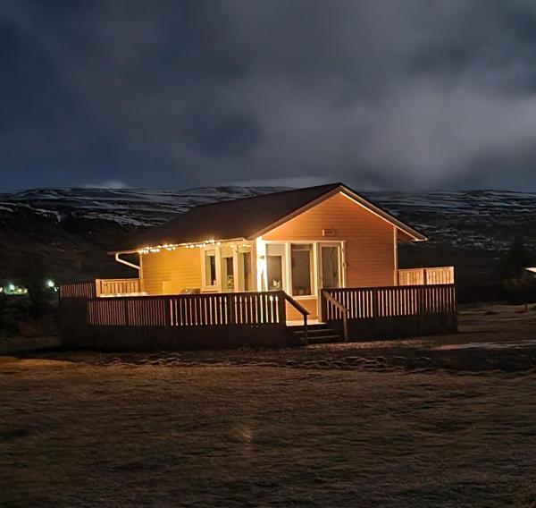 Auf dem Foto ist das Objekt Hvammur 2 Bjarg with private hot tub in der Stadt Hafnarhólmur zu sehen.