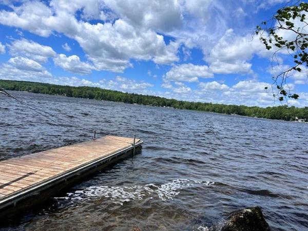 Na fotografii je vidět objekt Marmora Hideaway - Lake front nacházející se ve městě Marmora.
