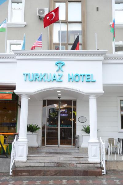 写真にはゲブゼ市にあるTurkuaz Hotelが写っています。