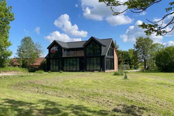 Na zdjęciu widoczny jest obiekt Modern Villa & Sauna by the lake, przytulnavilla, Dom nad jeziorem na Mazurach położony w mieście Płociczno.