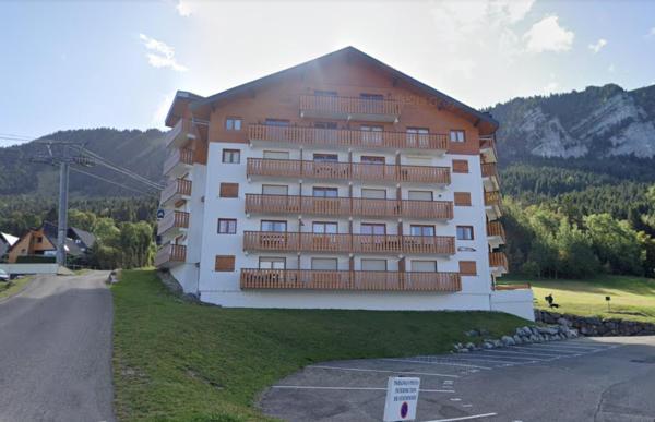 A la foto es mostra l'objecte Thollon-Les-Mémises - IGLOO 2 situat a la ciutat de Thollon.