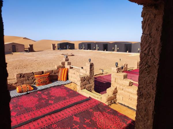 写真にはEl Gouera市にあるBivouac Le charme d'Aladdinが写っています。