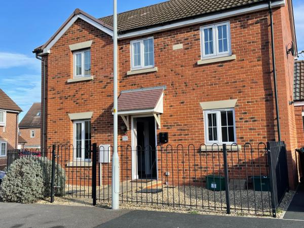 Stunning Large Detached Gloucester, 4 Beds, 3 Bedroom, 2 Bathroom Property, Nr Chelt, The Docks And Quays Sleeps 6 - Cotswolds