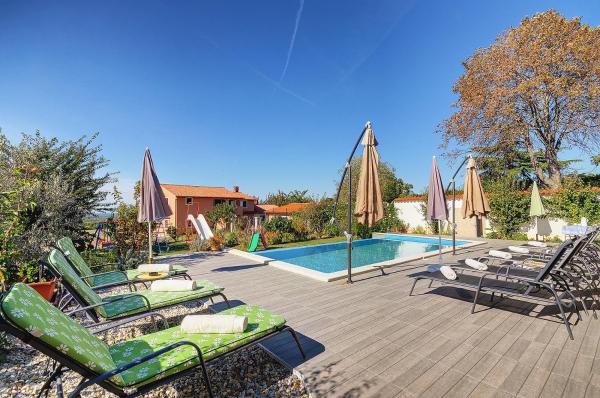 Na zdjęciu widoczny jest obiekt Oberhalb des Limfjords liegt diese Ferienwohnung mit Pool, Terrrasse und Grillplatz położony w mieście Barat.