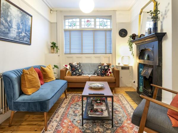 Exquisite 3 Floor Townhouse Perfect Location - Pass The Keys - County Down
